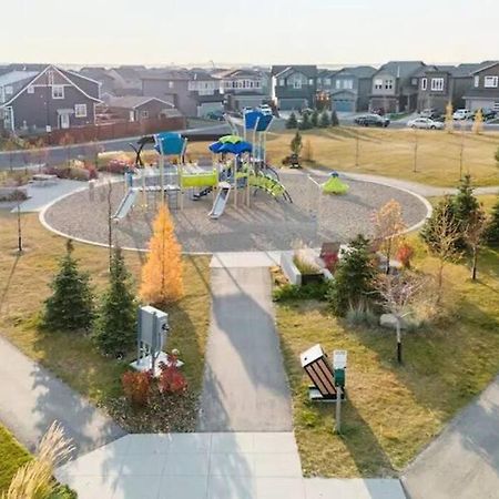 Cozy Suites In Calgary Area Balzac Eksteriør bilde