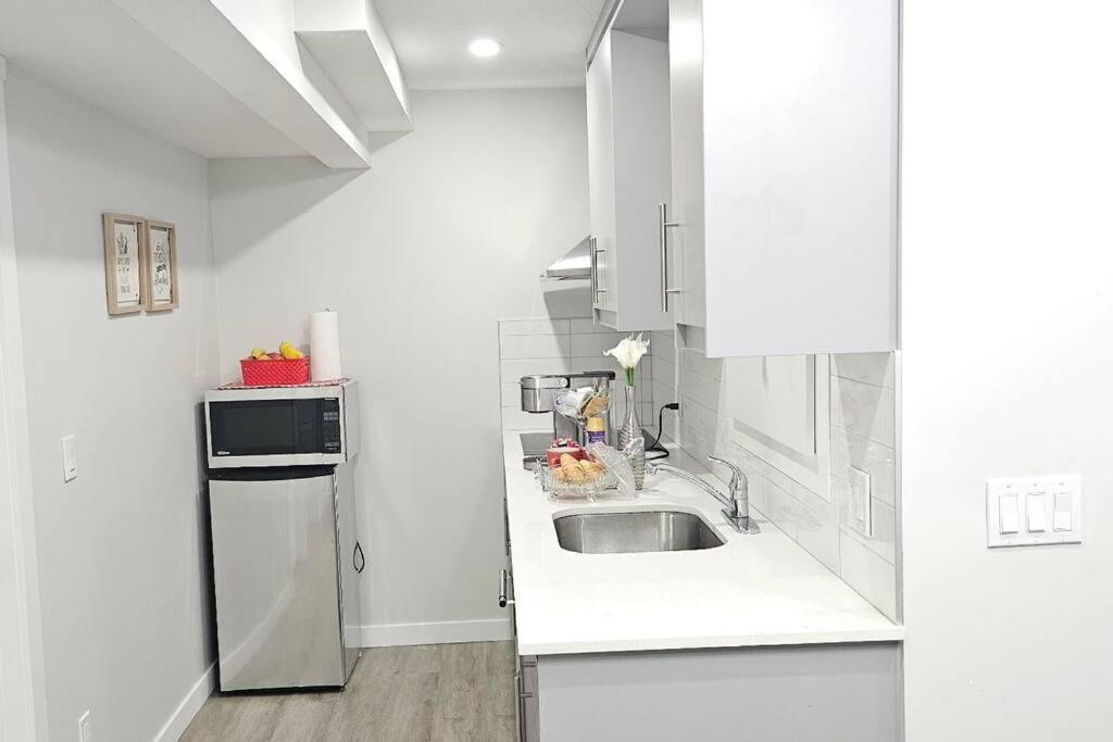 Cozy Suites In Calgary Area Balzac Eksteriør bilde