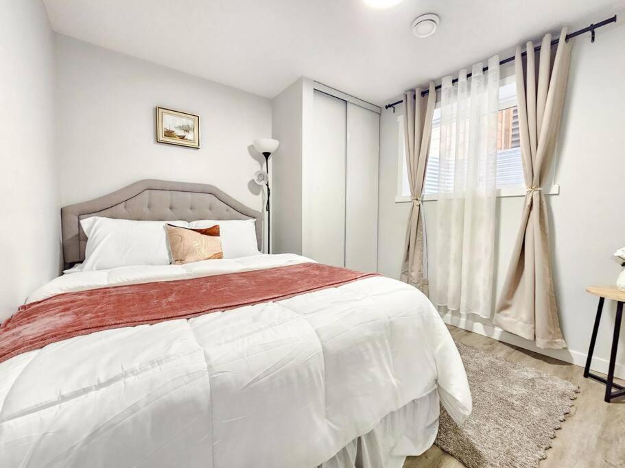 Cozy Suites In Calgary Area Balzac Eksteriør bilde