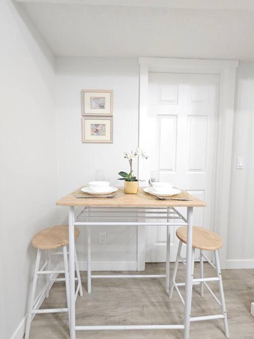 Cozy Suites In Calgary Area Balzac Eksteriør bilde